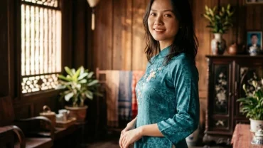 Cận cảnh khuôn mặt người phụ nữ Á Đông với nốt ruồi ở mũi bên trái biểu tượng cho tài lộc và gia đạo