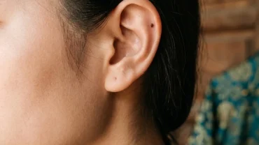 Hình ảnh cận cảnh nốt ruồi ở tai của một người phụ nữ Việt Nam phản ánh ý nghĩa về vận mệnh và sức khỏe theo nhân tướng học