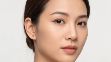Cận cảnh người phụ nữ Việt Nam sở hữu nốt ruồi ở tai phải với thần thái tự tin và tươi tắn