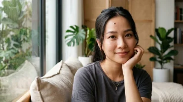 Cận cảnh khuôn mặt của một người phụ nữ Việt Nam có nốt ruồi ở trán mang ý nghĩa phong thủy tốt lành