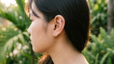 Cận cảnh nốt ruồi ở vành tai của một người phụ nữ Việt Nam dưới ánh sáng tự nhiên giúp dễ dàng quan sát