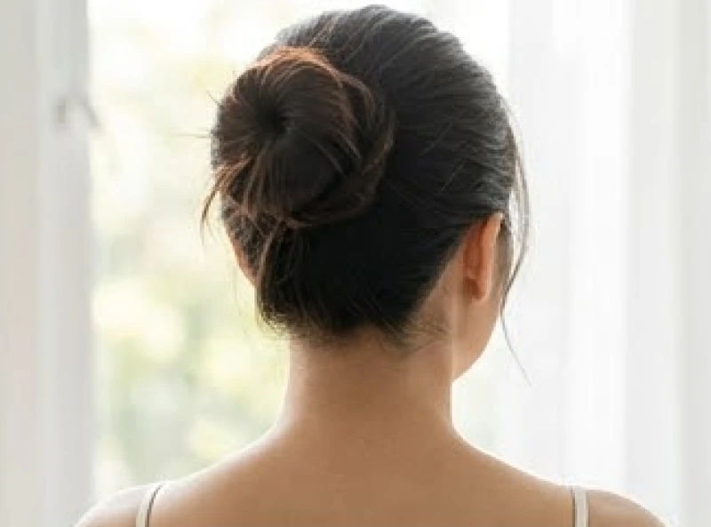 Nốt ruồi ở da đầu nữ: Ý nghĩa từng vị trí và lưu ý y khoa 5 Mái tóc búi cao gọn gàng để lộ vùng da sau gáy trắng ngần dưới ánh sáng tự nhiên