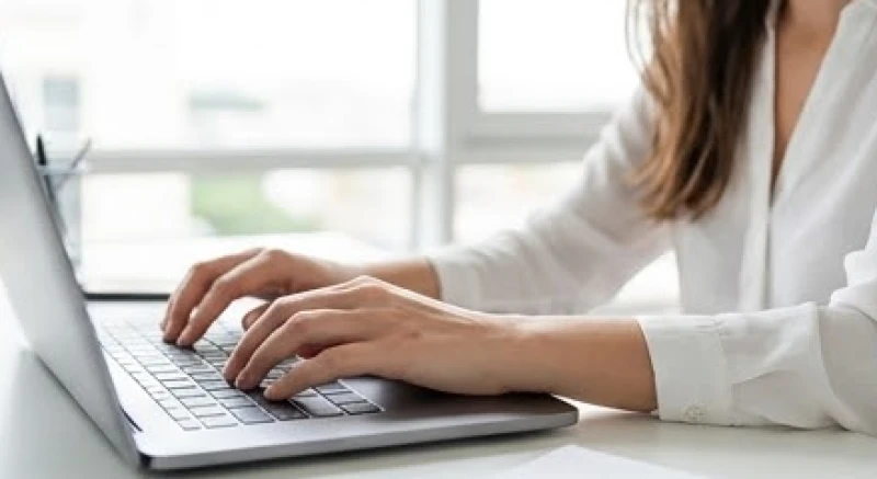 Người phụ nữ với nốt ruồi trên ngón cái tay trái thể hiện phong thái tự lập