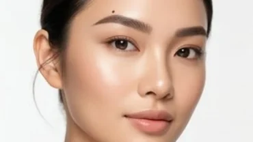 Khuôn mặt thanh tú của người phụ nữ Á Đông sở hữu nốt ruồi trên lông mày nổi bật