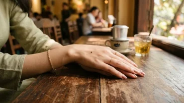 Cận cảnh nốt ruồi trên mu bàn tay của một người phụ nữ Việt Nam dưới ánh sáng tự nhiên