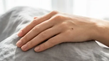 Cận cảnh nốt ruồi trên mu bàn tay với làn da khỏe mạnh và rạng rỡ dưới ánh sáng tự nhiên