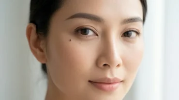 Khuôn mặt phụ nữ Á Đông với nốt ruồi xui xẻo trên khuôn mặt cần được lưu ý trong nhân tướng học