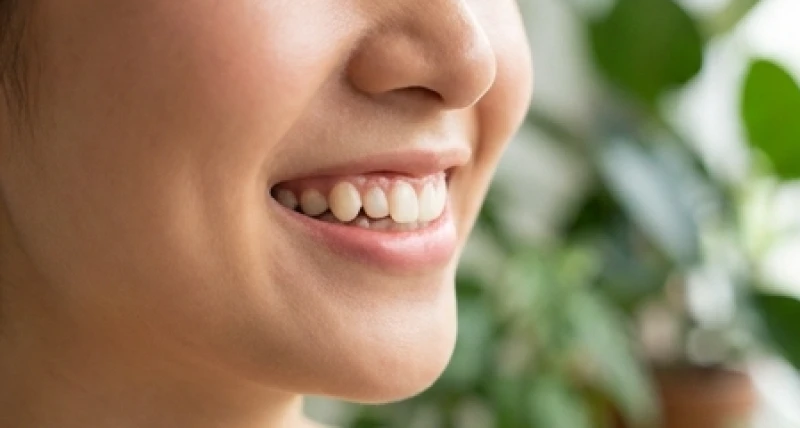 Khuôn mặt rạng rỡ của người sở hữu răng khểnh mang trường năng lượng tích cực