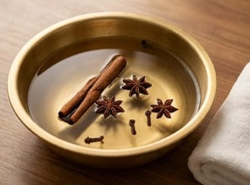 Nồi nước ngũ vị hương nấu từ thảo mộc bốc khói nhẹ cùng củ gừng tươi đập dập dùng để tẩy uế bề mặt án gian bàn thờ