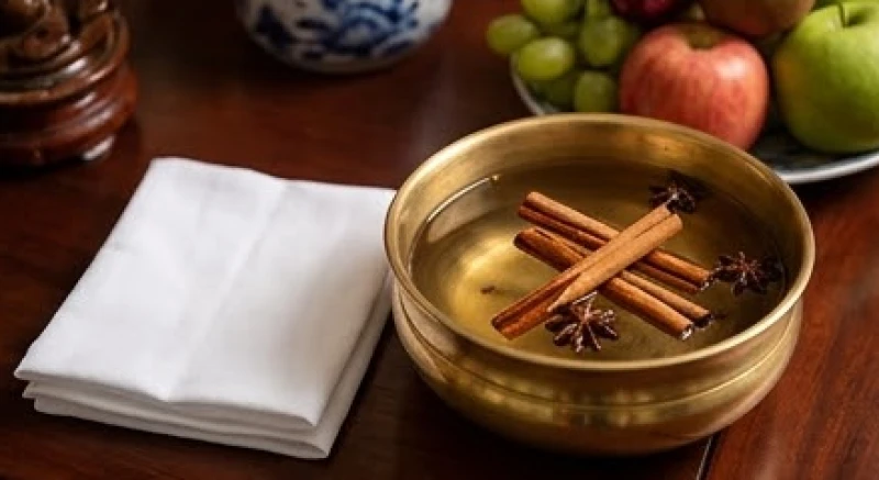 Chiếc khăn sạch được nhúng vào bát nước ngũ vị hương ấm nóng để chuẩn bị lau dọn khu vực thờ cúng linh thiêng của gia đình