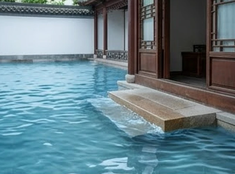Dòng nước trong xanh êm đềm dâng lên từ từ và tràn vào bậc thềm trước sân nhà