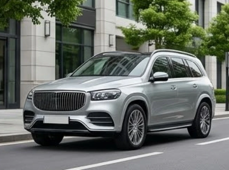Chiếc xe SUV màu bạc sang trọng lăn bánh mượt mà trên đường phố đại diện cho ngũ hành Kim
