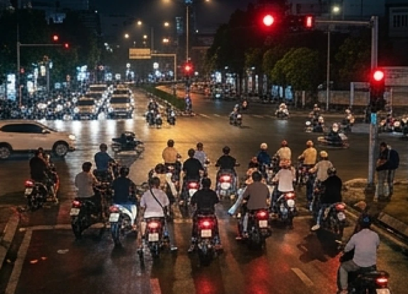 Mơ thấy công an bắt xe: Giải mã điềm báo & con số tài lộc 2 Dòng xe máy và ô tô con di chuyển đan xen trên đường phố vào buổi tối mờ ảo