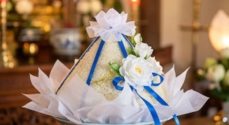 Văn khấn Quan Lớn Đệ Tam tại Đền Lảnh Giang: bài chuẩn, dễ nhớ 3 Khối oản ngọc màu trắng được trang trí nơ xanh dương dâng Thoải Phủ