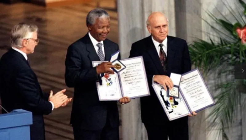 Ông Mandela và ông Klerk nhận giải thưởng Nobel Hòa bình ngày 10/12/1993.