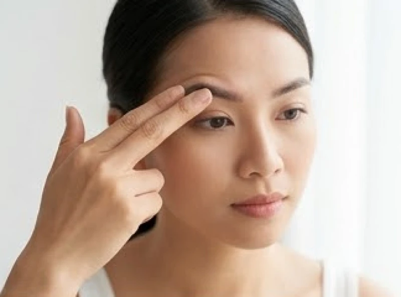 Phân biệt hiện tượng giật bó cơ dưới da và cảm giác ngứa trên lớp biểu bì chân mày