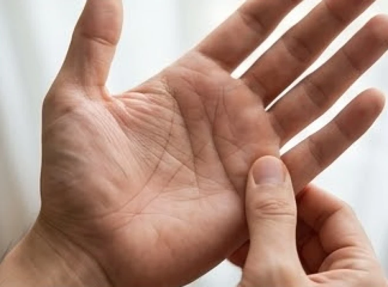 Động tác căng nhẹ da lòng bàn tay để kiểm tra và phân biệt vân đảo thật với các nếp gấp cơ học do quá trình lao động