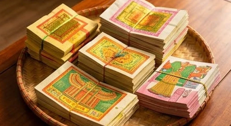Các xấp tiền vàng mã, quần áo giấy được phân loại gọn gàng dành riêng cho ban Thần linh và ban Gia tiên