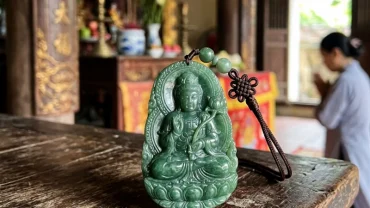 Mặt dây chuyền hình Phật bản mệnh tuổi Ngọ làm bằng ngọc bích tự nhiên tinh xảo giúp mang lại bình an và may mắn