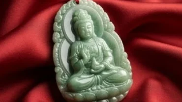 Mặt dây chuyền phật bản mệnh tuổi thìn chạm khắc hình Phổ Hiền Bồ Tát tinh xảo trên nền lụa đỏ.