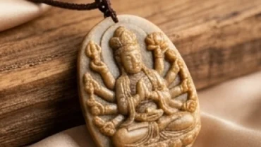 Mặt Phật Thiên Thủ Thiên Nhãn Bồ Tát bằng đá tự nhiên chạm khắc tinh xảo là Phật bản mệnh tuổi Tý