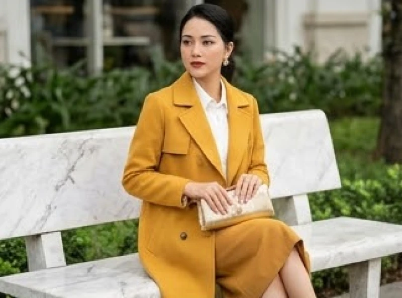 Trang phục công sở được phối hợp tinh tế giữa màu chủ đạo vàng đất và áo trong màu trắng