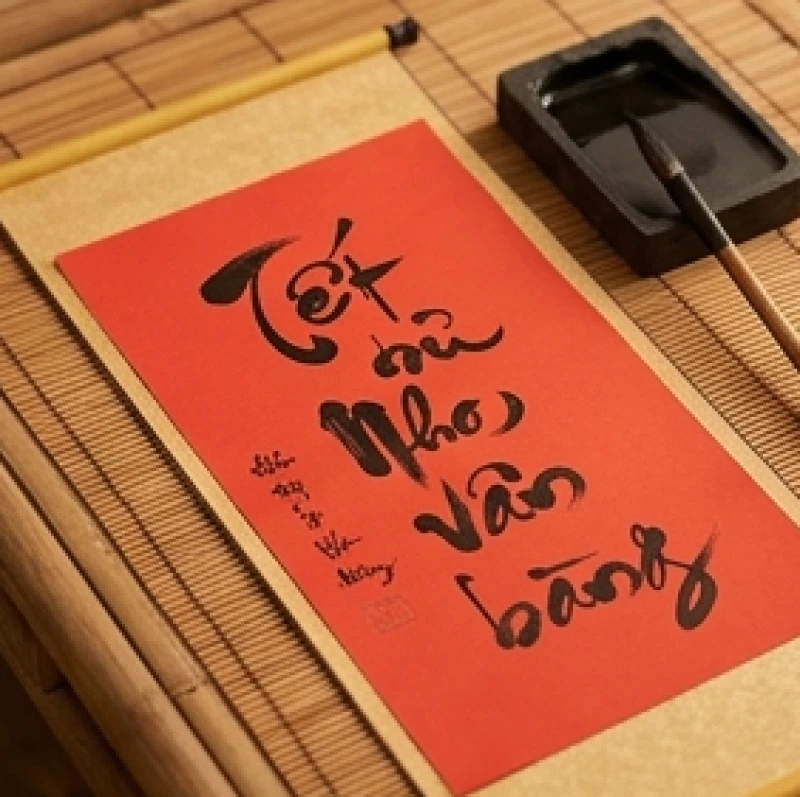 Tờ giấy đỏ thư pháp viết những nét chữ mềm mại ghi lại các họ phổ biến tại Việt Nam như Nguyễn, Trần và Lê
