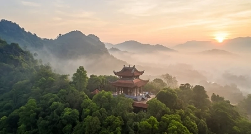 Khung cảnh ngôi chùa cổ kính ẩn hiện trên dải núi xanh thẳm được bao phủ bởi sương mù buổi sớm