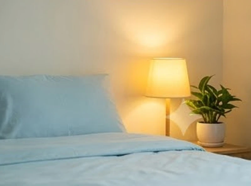 Sức khỏe tuổi Ngọ: Phác đồ dưỡng sinh và bố trí không gian 11 Không gian phòng ngủ với ga trải giường màu xanh nhạt và ánh đèn vàng ấm áp êm dịu