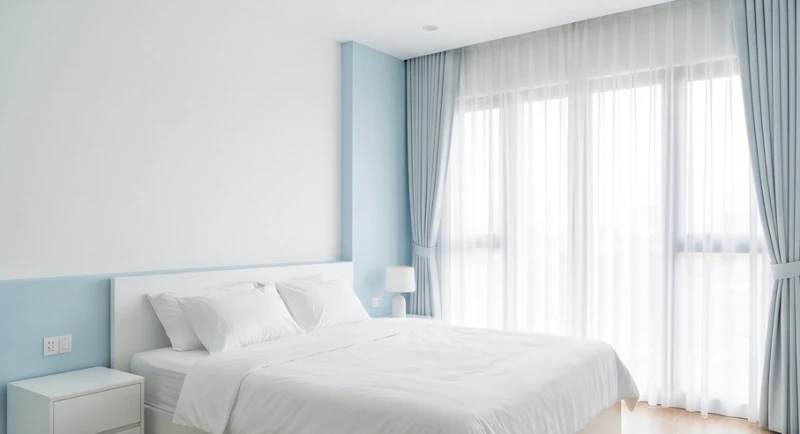 Phòng ngủ hiện đại được sơn màu trắng sứ kết hợp điểm nhấn xanh dương mát mắt