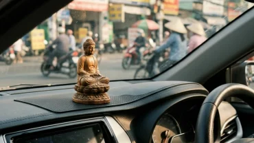 Tượng Phật Bản Mệnh bằng gỗ đặt trên taplo làm đồ phong thủy xe hơi cho người tuổi sửu