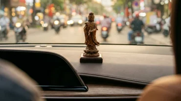 Không gian nội thất ô tô sang trọng ứng dụng phong thủy xe hơi cho người tuổi tỵ với tượng Phật Bản Mệnh Phổ Hiền Bồ Tát