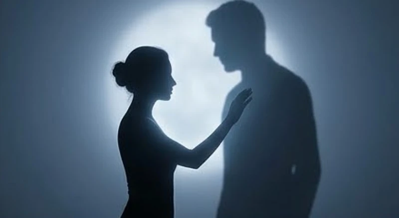 Người phụ nữ đứng trước một bóng hình nam giới lớn lao thể hiện nhu cầu bảo vệ khi mơ thấy của quý đàn ông