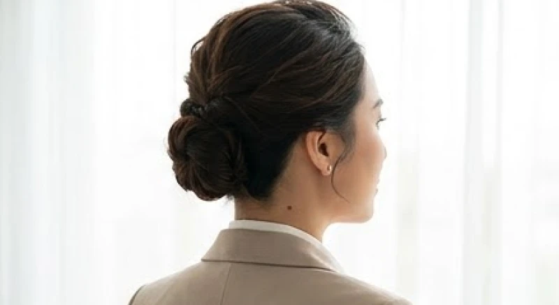 Nữ doanh nhân với nốt ruồi sau gáy bên phải thể hiện sự tự tin và khéo léo trong giao tiếp