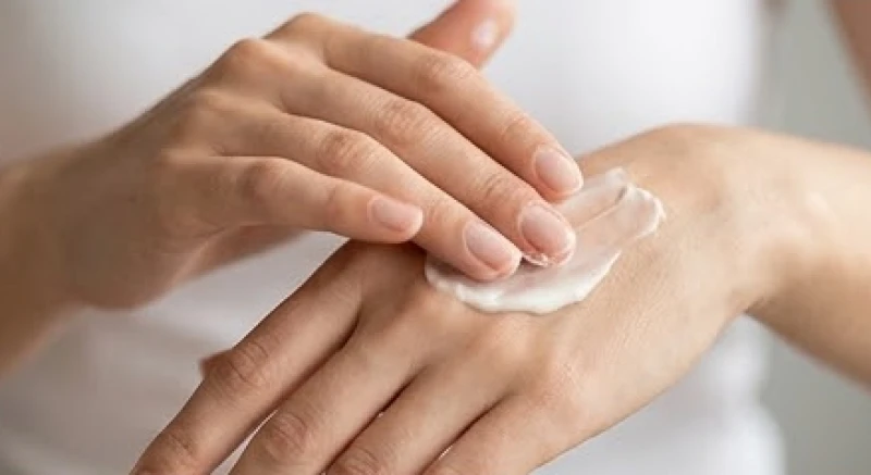 Thoa kem dưỡng ẩm chứa Urea để tái tạo lớp sừng và phục hồi các đường rãnh sinh lý trên tay