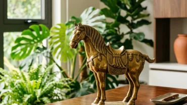 Tượng ngựa phong thủy mạ vàng tinh xảo đặt trên bàn làm việc gỗ lim sang trọng làm quà tặng phong thủy cho người tuổi ngọ