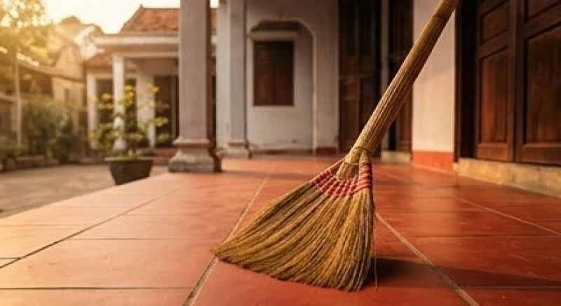 Mơ thấy múa lân: Điềm báo, số tài lộc và cách hóa giải 7 Một chiếc chổi nan đang quét dọn bậc thềm gạch đỏ trước hiên nhà ngập tràn trong ánh nắng ban mai