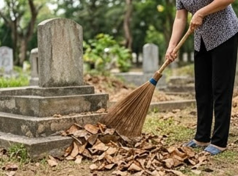 Văn khấn tảo mộ chuẩn cổ truyền và trình tự thực hiện bài bản 9 Gia đình thu gom và dọn dẹp sạch sẽ lớp lá úa rụng bao quanh phần đất mồ mả