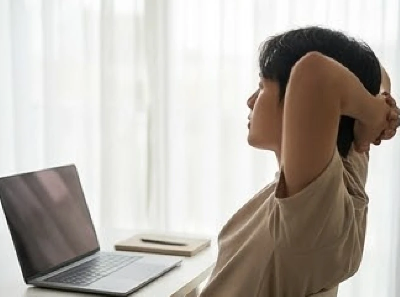 Thư giãn đôi mắt và thay đổi tư thế để phòng tránh đau mỏi vai gáy