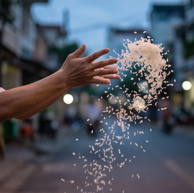 Văn khấn rằm tháng 7: Trình tự cúng bài bản và đúng nghi thức 8 Đôi bàn tay đang vung mạnh nắm gạo và muối trắng ra xa khỏi khu vực mâm cúng ngoài hiên nhà
