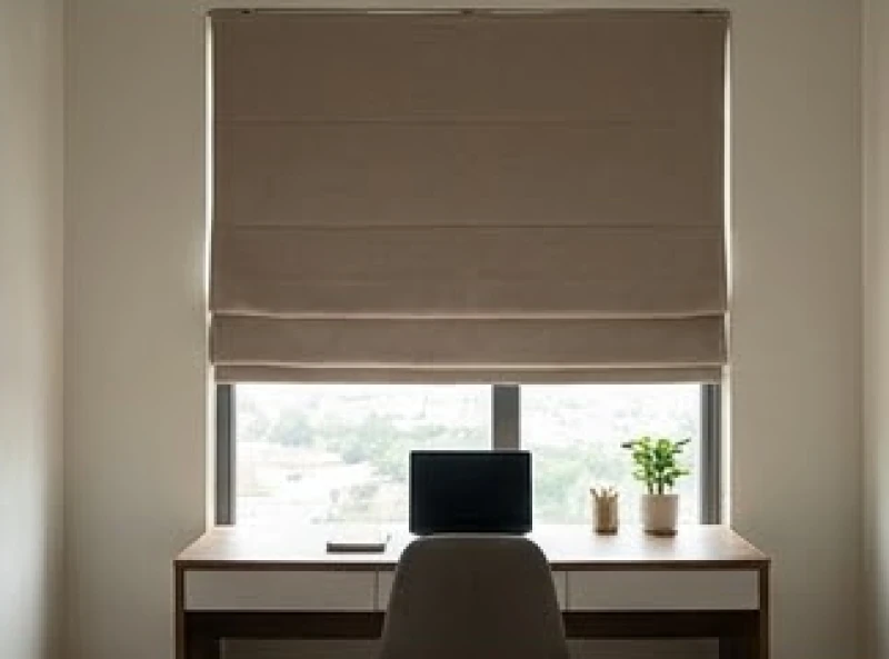 Bàn học đặt cạnh cửa sổ được che bằng lớp rèm roman dày dặn tạo điểm tựa vững chắc