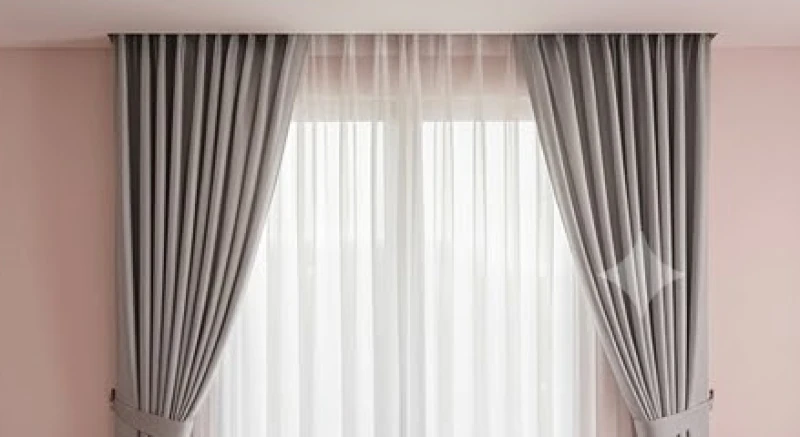 Hệ thống rèm cửa 2 lớp màu trắng và xám che phủ bức tường có màu xung khắc với gia chủ tuổi Nhâm Thân