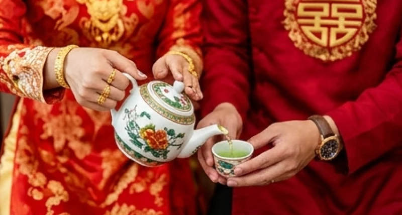 Tuổi Thân Cưới Ngày Nào Tốt: Bảng Tra Tháng và Loại Trừ Ngày Xung 4 Cô dâu chú rể cùng rót trà mời ông bà hai bên trong ngày lễ dạm ngõ ấm cúng và hạnh phúc
