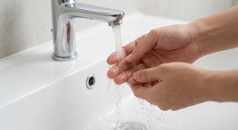 Chảy máu là điềm gì: Giải mã chi tiết và cách hóa giải 2 Bàn tay bị đứt nhẹ đang được xả dưới vòi nước sạch trong bồn rửa mặt để làm trôi bụi bẩn và ngăn vi khuẩn