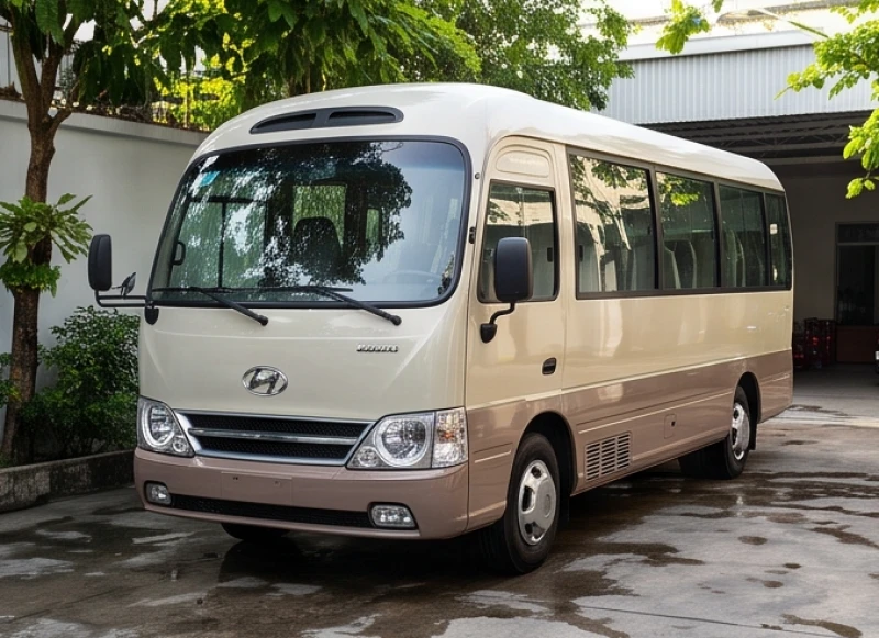Chiếc xe tải chở hàng vừa được rửa sạch sẽ sáng bóng đang đỗ tại sân râm mát để chuẩn bị làm lễ