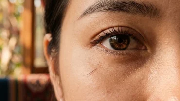 Cận cảnh đôi mắt người phụ nữ Việt Nam để giải đáp rụng lông mi là điềm gì theo phong thủy và y khoa
