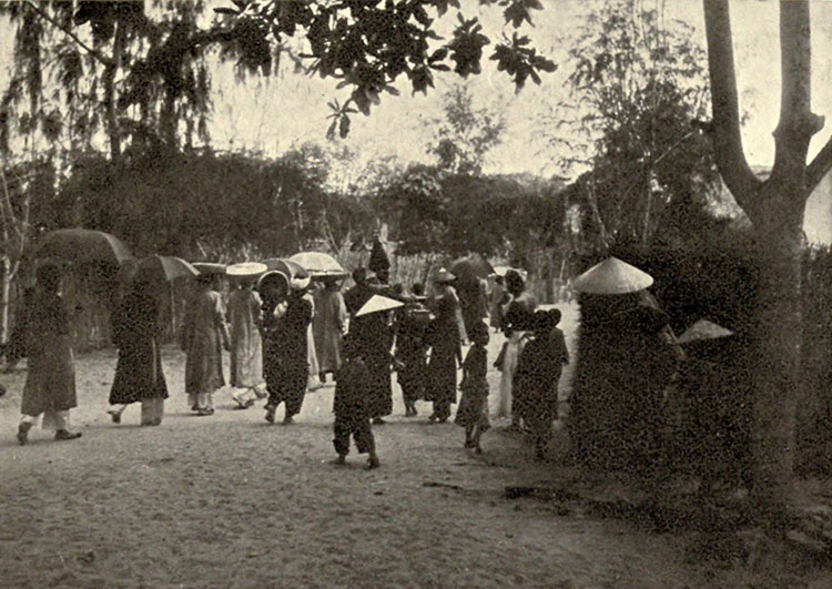 Cảnh rước dâu ở một làng Trung Kỳ, 1907. Nguồn ảnh: Flickr Manhhai