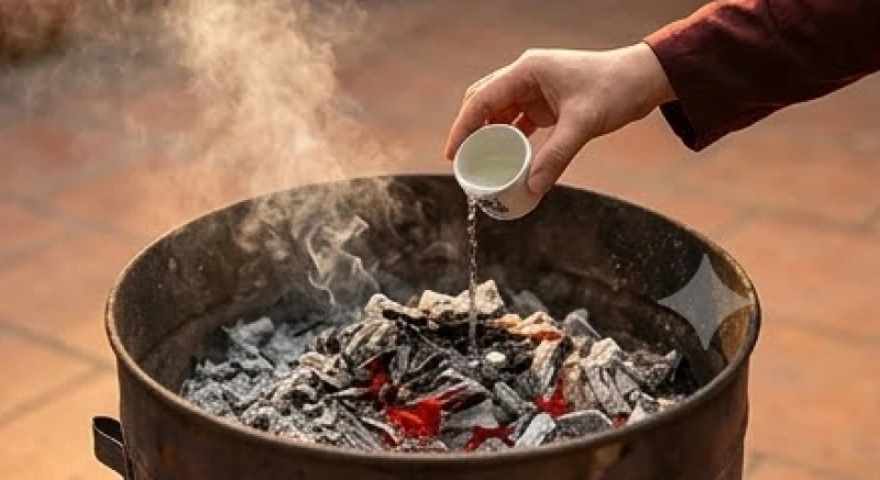 Gia chủ cẩn thận rưới ly rượu trắng thành vòng tròn bao quanh đống tro mã đỏ rực để hoàn tất nghi thức hóa vàng
