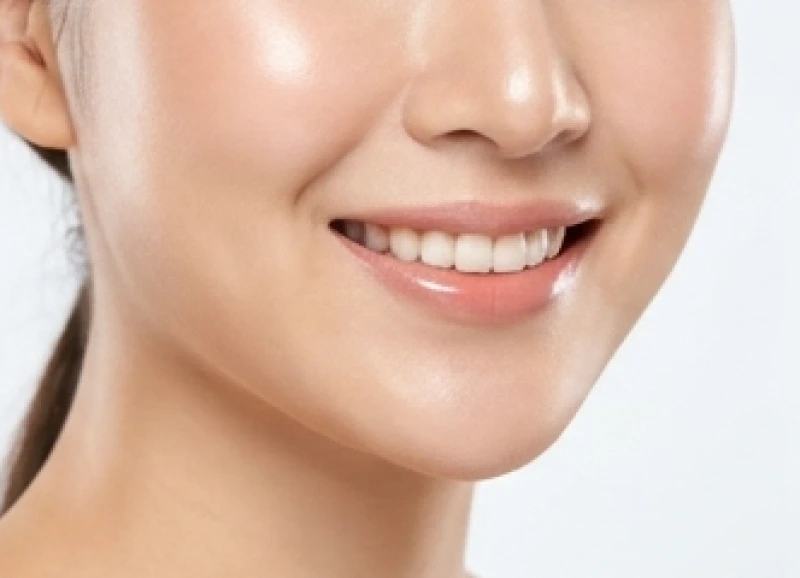 Khu vực cằm nhọn có sắc da sáng hồng và nhuận trạch thể hiện dòng chảy năng lượng tốt