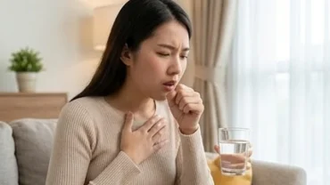 Người phụ nữ băn khoăn hiện tượng sặc nước bọt là điềm gì sau cơn ho nhẹ đột ngột lúc uống nước